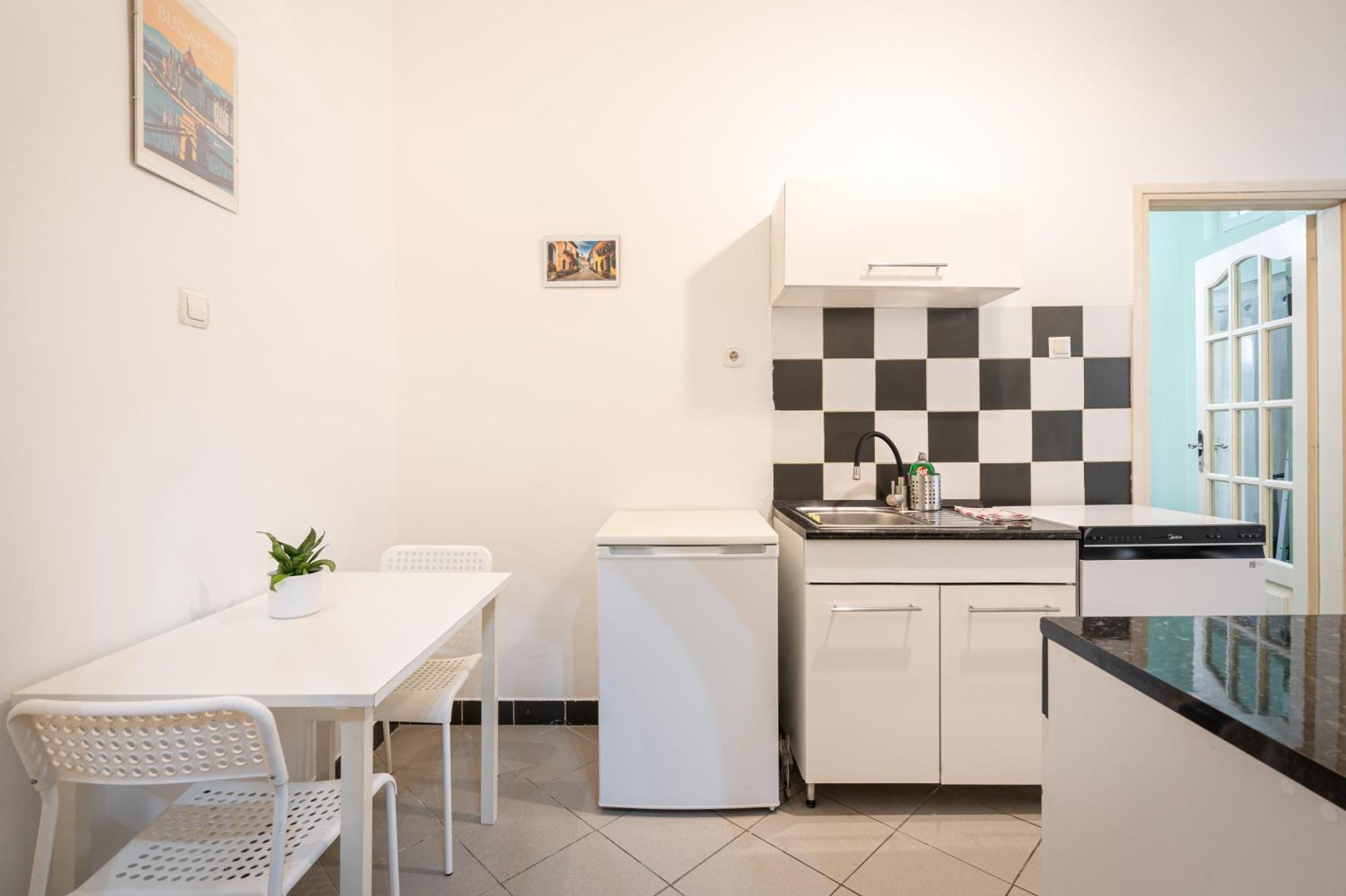 Affordable Heroes' Square Residence Budapeste Exterior foto