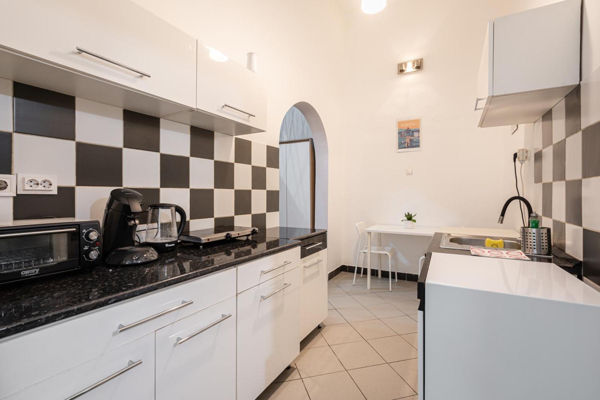 Affordable Heroes' Square Residence Budapeste Exterior foto